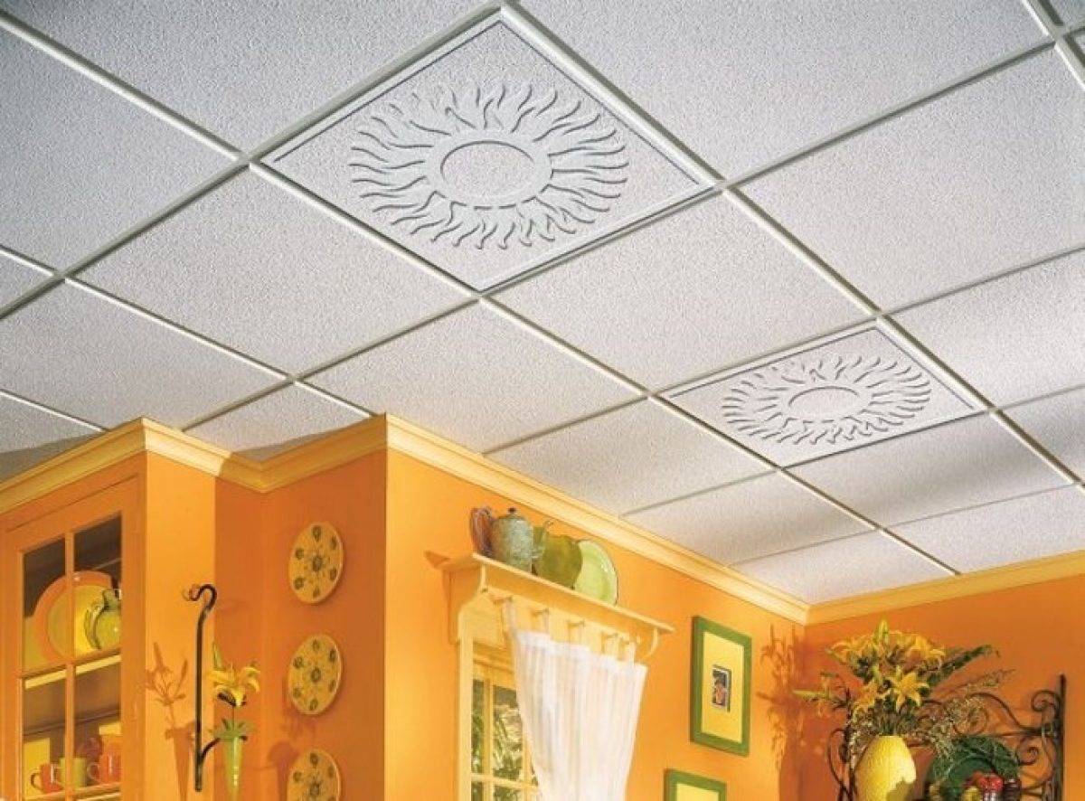 Легко, красиво и выгодно: ремонт потолка на кухне с использованием плитки