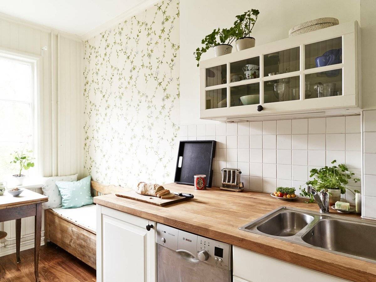Ремонт на кухне обои. Акцентная стена на кухне. Обои в интерьере кухни. Стены на кухне. Обои в мелкий цветочек в интерьере кухни.