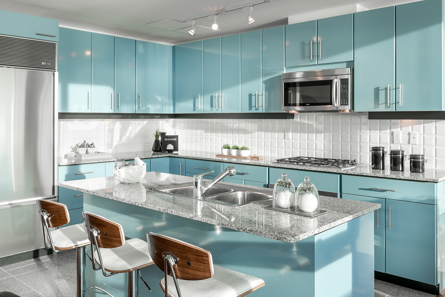 Кухня в оттенках голубого: гарнитур, стены или декор?