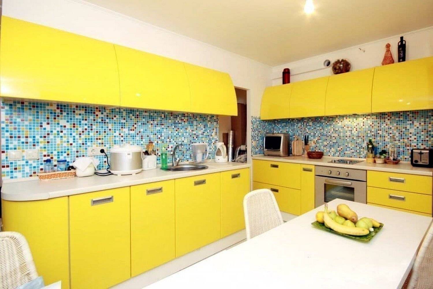 Желтая кухня: ТОП-150 фото новинок дизайна и красивых сочетаний желтых оттенков в интерьере кухни