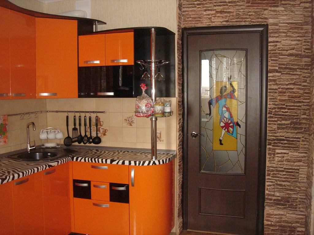 Обои для кухни фото в интерьере для маленьких кухонь с оранжевым гарнитуром