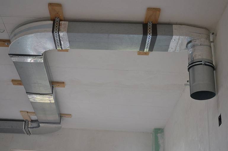 Вытяжка под натяжным потолком: в ванне, на кухне, как спрятать короб и трубу