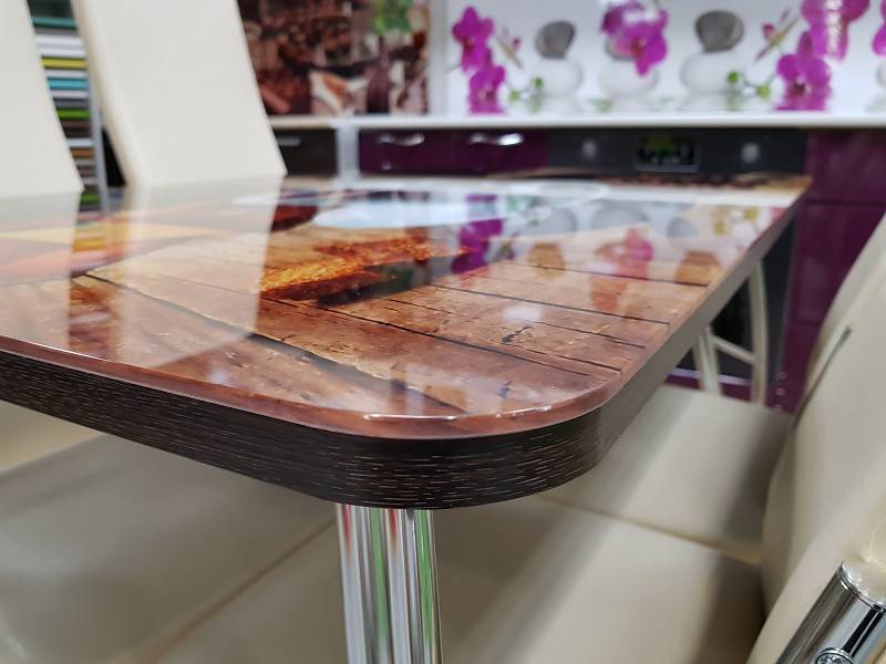 Стеклянный раздвижной стол в интерьере кухни