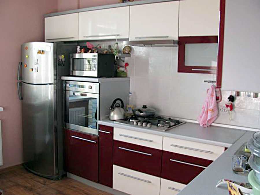 Можно ли духовой шкаф рядом с холодильником. Кухонный гарнитур со встроенной техникой. Re[jyysq ufhybneh CJ dcnhfbdftvjq NT[ubrjq. Холодильник на кухне. Кухонный гарнитур со встроенной техникой для маленькой кухни.