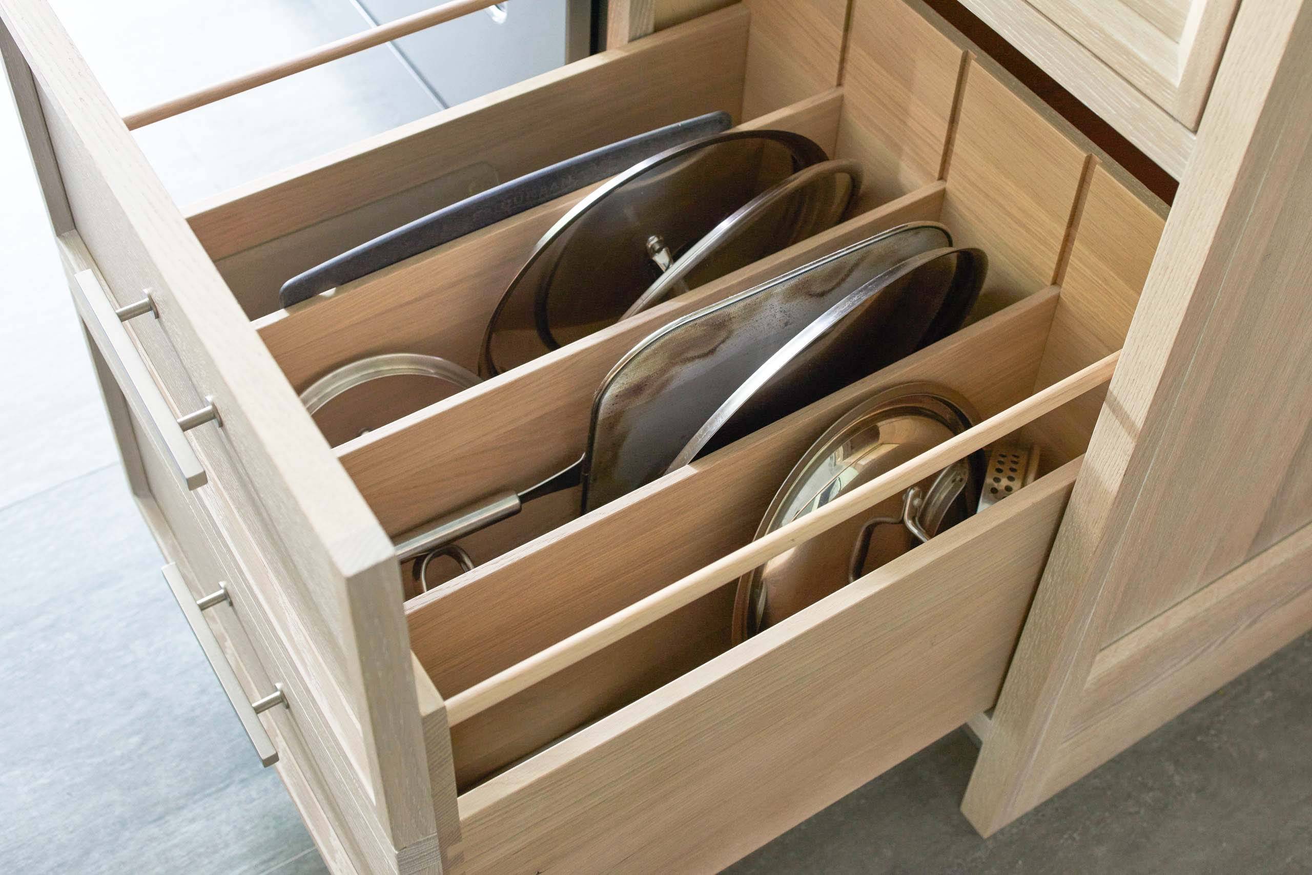 Как хранить крышки от кастрюль и сковородок на маленькой кухне: хранение на держателях и подставках, где сушить, идеи