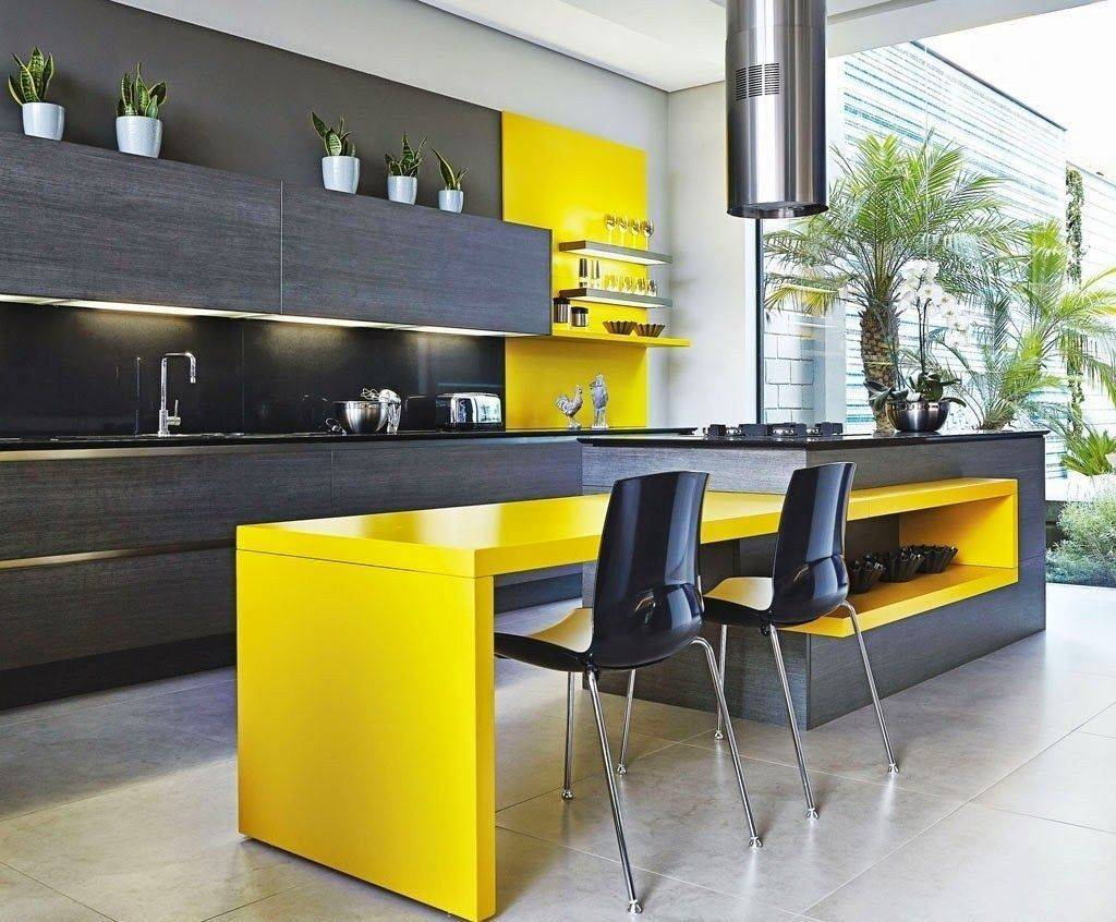 Кухня в стиле хай тек и техно в интерьере квартиры : фото кухонного гарнитура, потолка и стола в кухне гостиной
