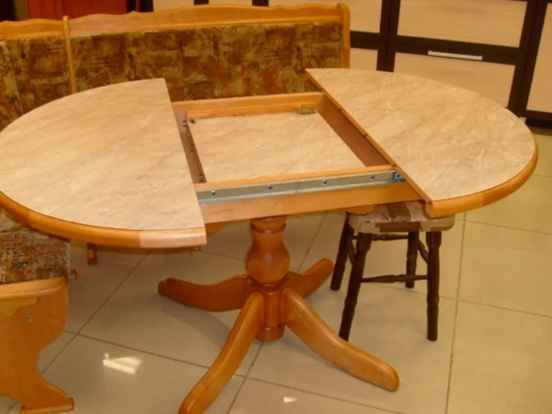 Круглый раздвижной стол для кухни: описание и советы по выбору, одна ножка или четыре, брать ли белый стол