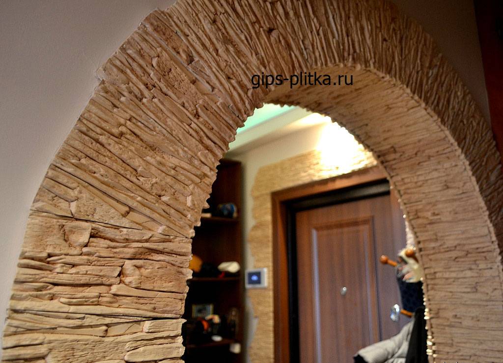 Достоинства отделки дверных проемов при помощи декоративного камня, преимущества, отличия от натурального материала