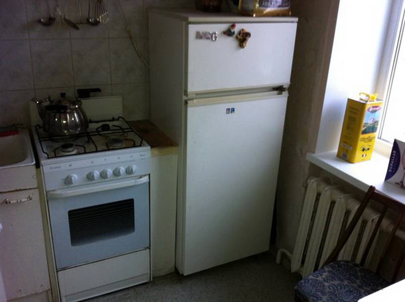 Можно ли ставить холодильник рядом с газовой плитой на кухне: какое минимальное расстояние должно быть