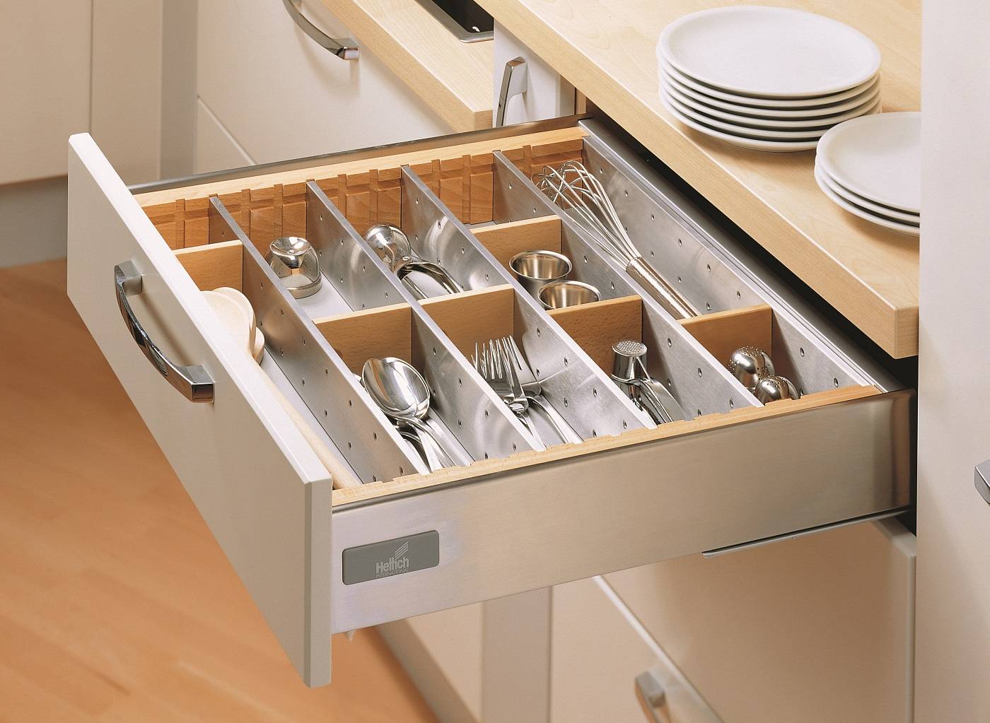 Мебельная фурнитура: комплектующие аксессуары для кухонных шкафов, как выбрать детали для сборки столешницы для кухни, виды и производители