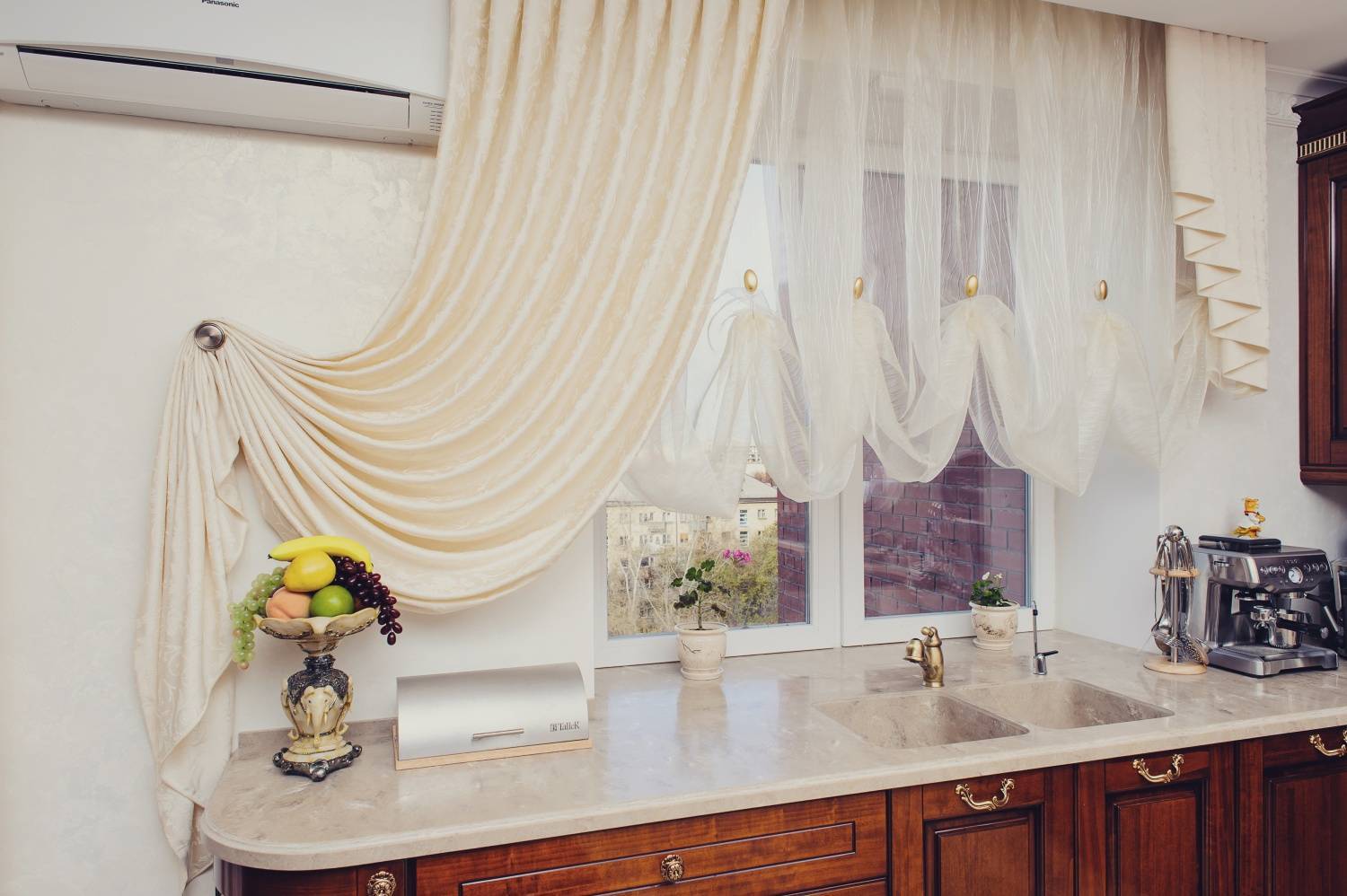 Короткие современные шторы в интерьере на кухне: советы по выбору