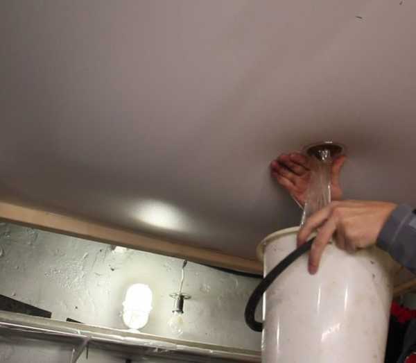 Видео как слить воду с натяжного потолка. Слить воду с натяжного потолка. Вода в натяжном потолке.