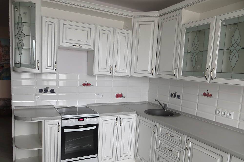 Дизайн белой угловой кухни ЗОВ из массива ясеня на 8 кв м