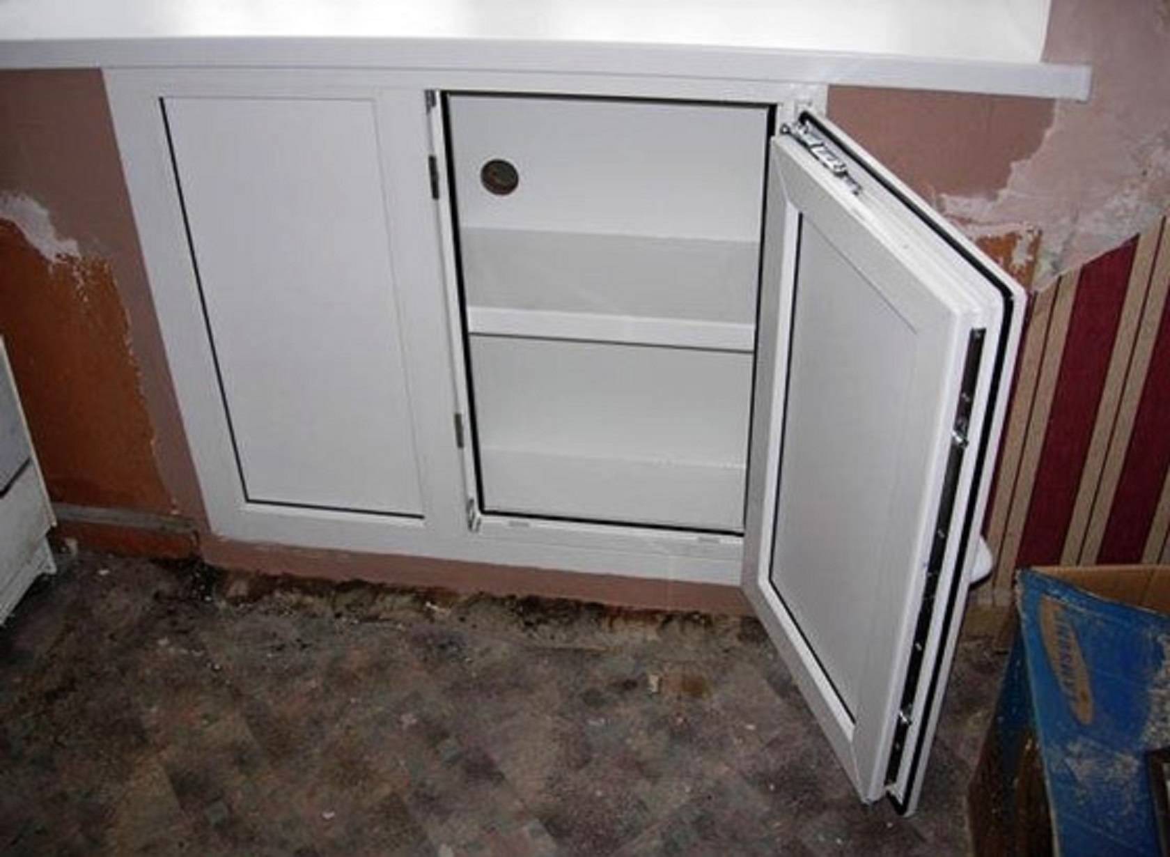 Как снизить затраты при обустройстве холодильника под подоконником