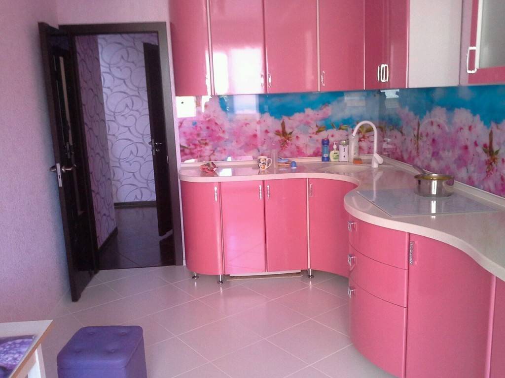 Розовая кухня с белым, серым и бежевым - 21 фото