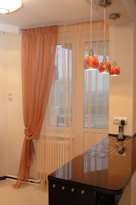 Шторы на кухню с балконной дверью: обзор современных новинок балконных занавесок на кухне (110 фото)