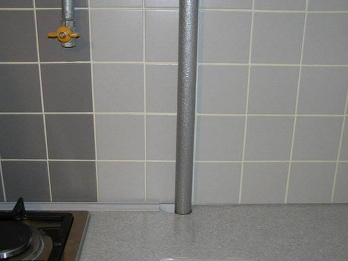 Практичные советы, как спрятать газовую трубу, колонку и другое оборудование в интерьере кухни