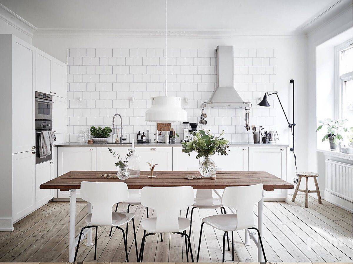 Белая кухня с серой и деревянной столешницей в современном стиле: белый кухонный гарнитур и обои для белой кухни.