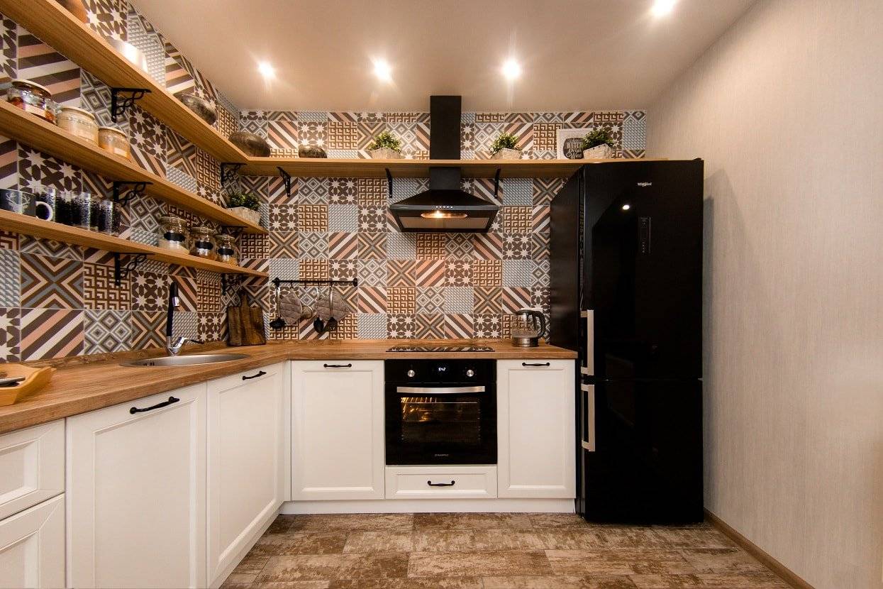 Кухня без верхних навесных шкафов (100 фото): дизайн кухонных гарнитуров