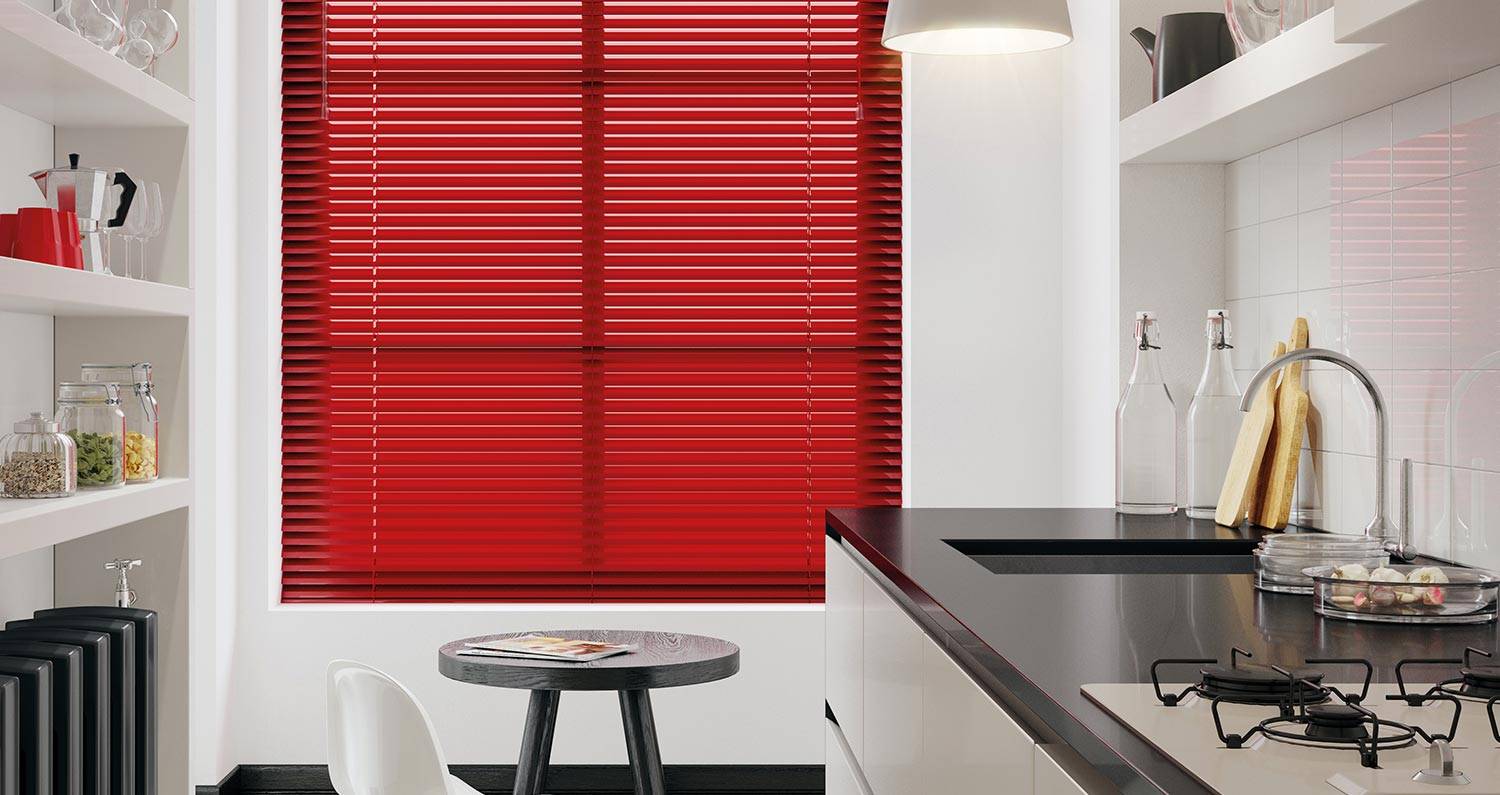 Жалюзи на кухню вместо штор на пластиковые окна: выбираем вертикальные или горизонтальные варианты