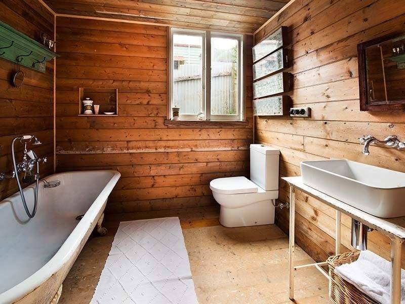 Отделка ванной в деревянном частном доме, даче, коттедже