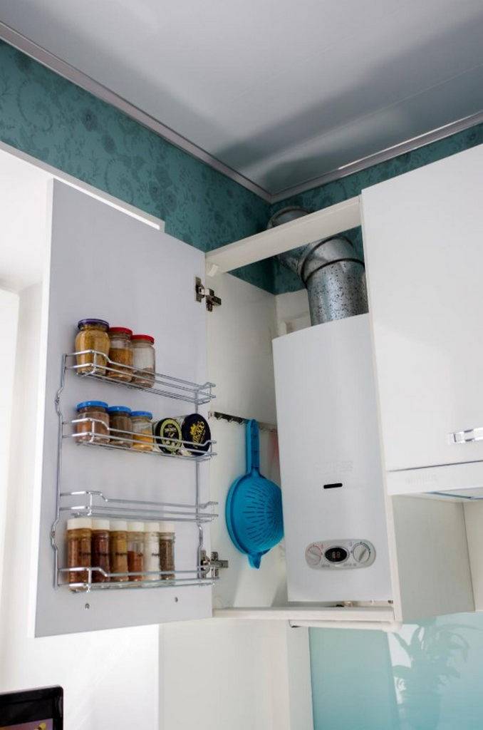 Малогабаритные кухни с газовой колонкой и холодильником