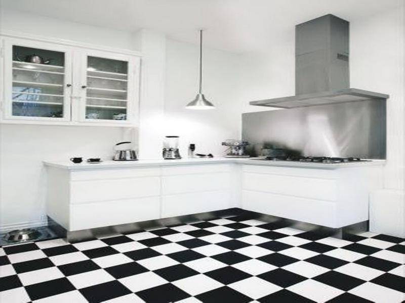 Черно белая кухня: дизайн с черной техникой, ручками и фартуком, с белым верхом
 - 32 фото
