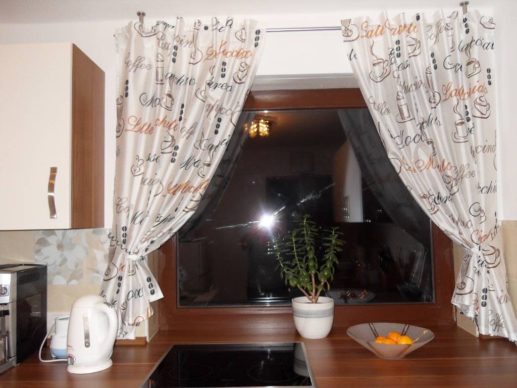 Короткие шторы до подоконника для спальни, в гостиную и кухню