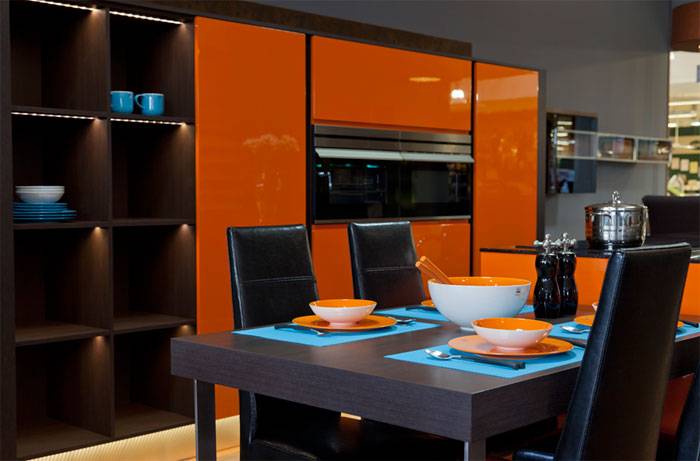 Оранжевая кухня. фото интерьера. совет дизайнера.