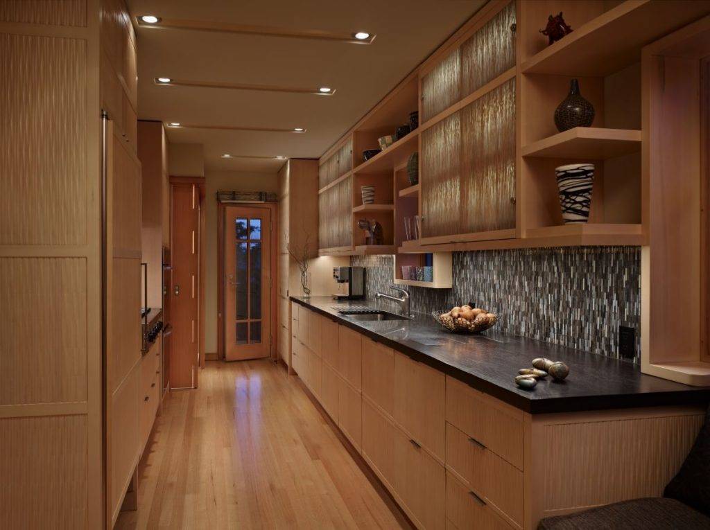 Стильный дизайн узкой кухни - это реально? (+ 70 фото)