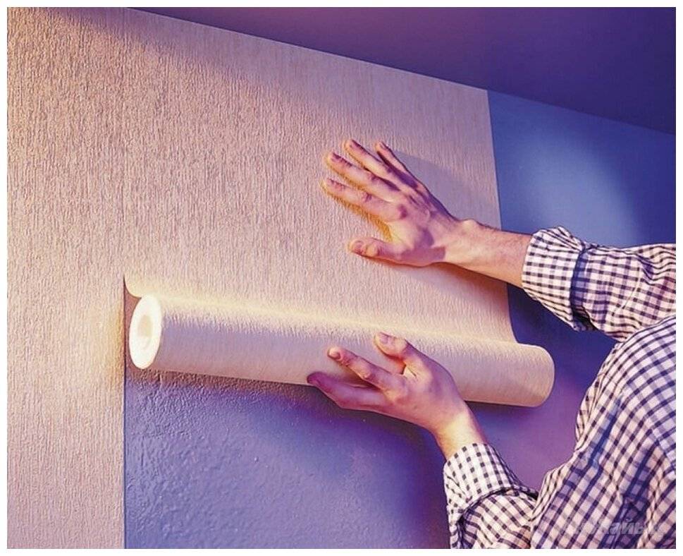 Какие обои лучше клеить на кухне: как выбрать материал покрытия для стен, можно ли клеить флизелиновые в кухонном интерьере