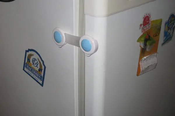 Холодильник с электронным замком