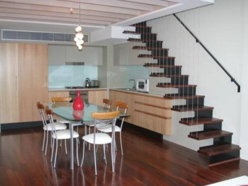 Второй этаж на кухне. Кухня под лестницей. Кухня гостиная с лестницей. Лестница на кухне. Кухня с лестницей на второй этаж.