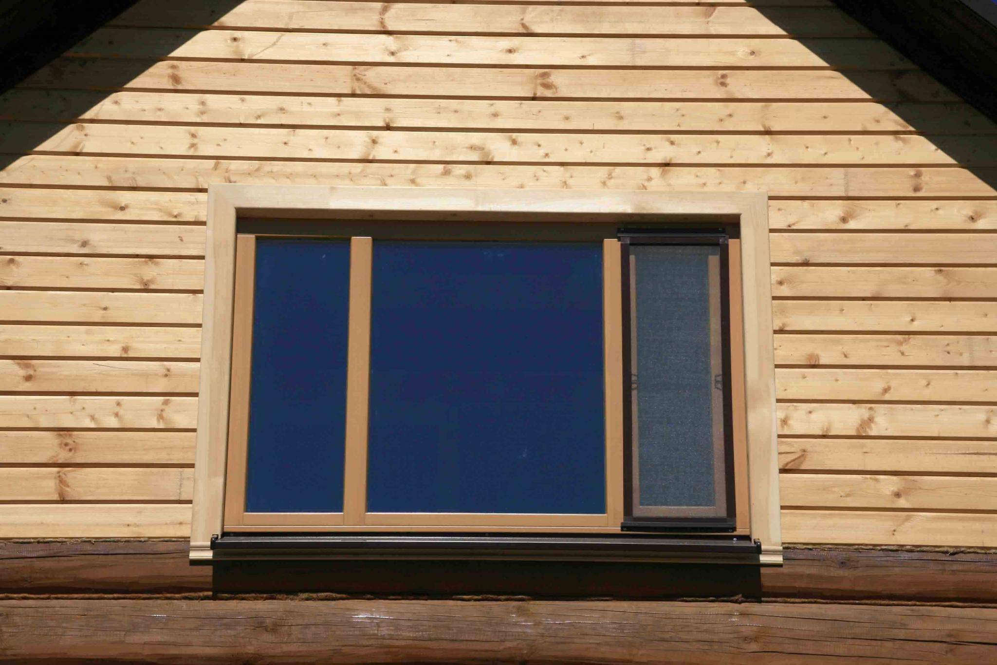 Как отделать окна снаружи в деревянном доме?