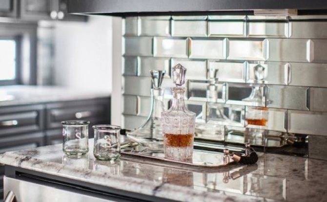 Варианты использования зеркала в интерьере кухни — идеи дизайна и расположения