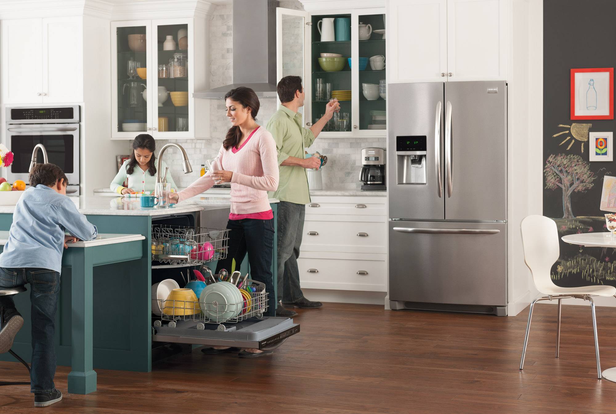 Нужна ли посудомоечная машина: отзывы владельцев, плюсы и минусы, за и против, для семьи из 2 человек, на кухне, 3, недостатки, проблемы, в доме горячая вода, зачем