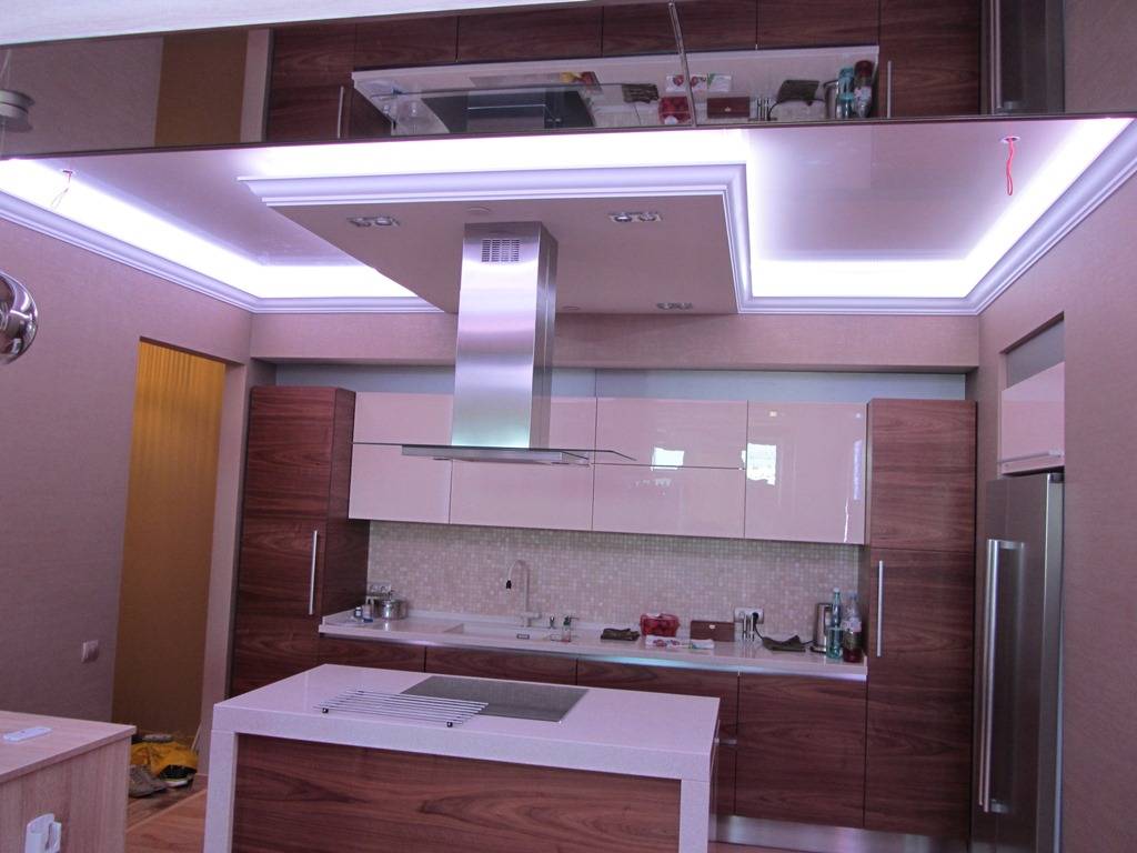 Гипсокартонный потолок на кухне с подсветкой - фото вариантов реализации