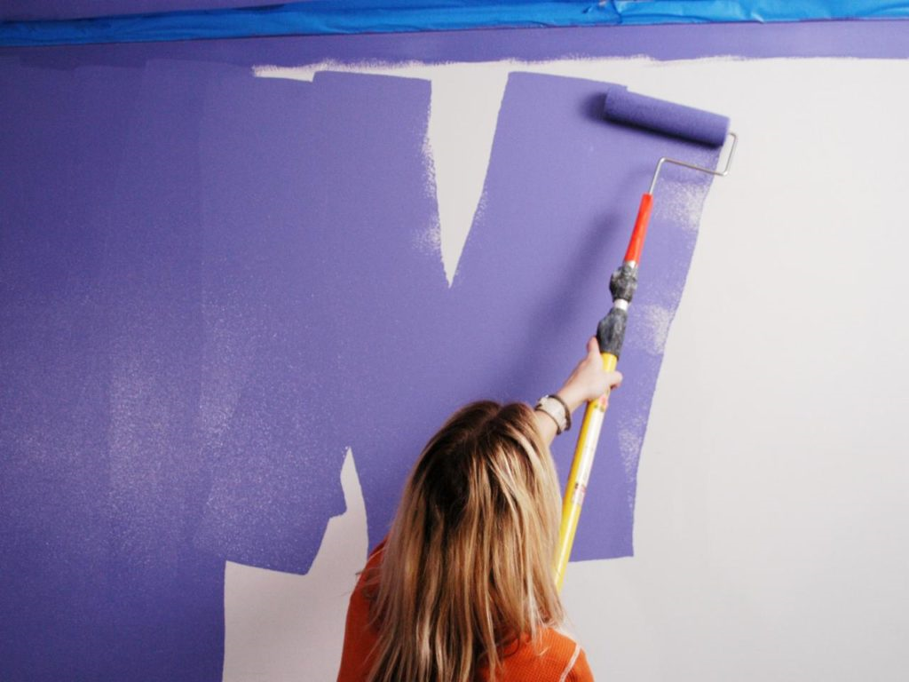 Как красить водоэмульсионной краской стены