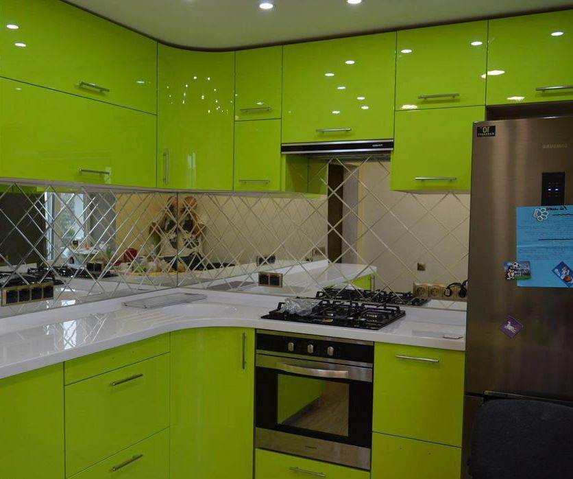 Зеленые кухни в интерьере кухни - 50 фото идей