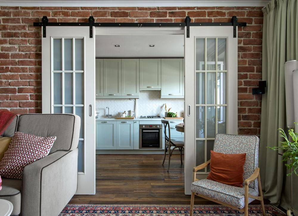 Двери на кухню - дверь на кухню со стеклом, раздвижная перегородка между кухней и гостиной, раздвижная стена, фото.