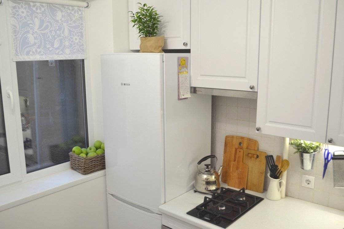 Куда поставить холодильник, если кухня очень маленькая: 5 идей