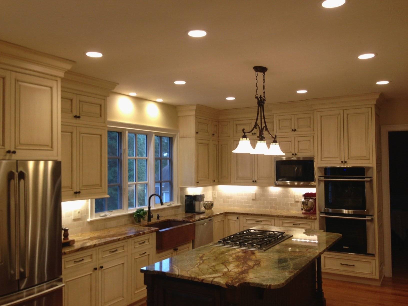 Обзор разных вариантов освещения на кухне и монтаж своими руками