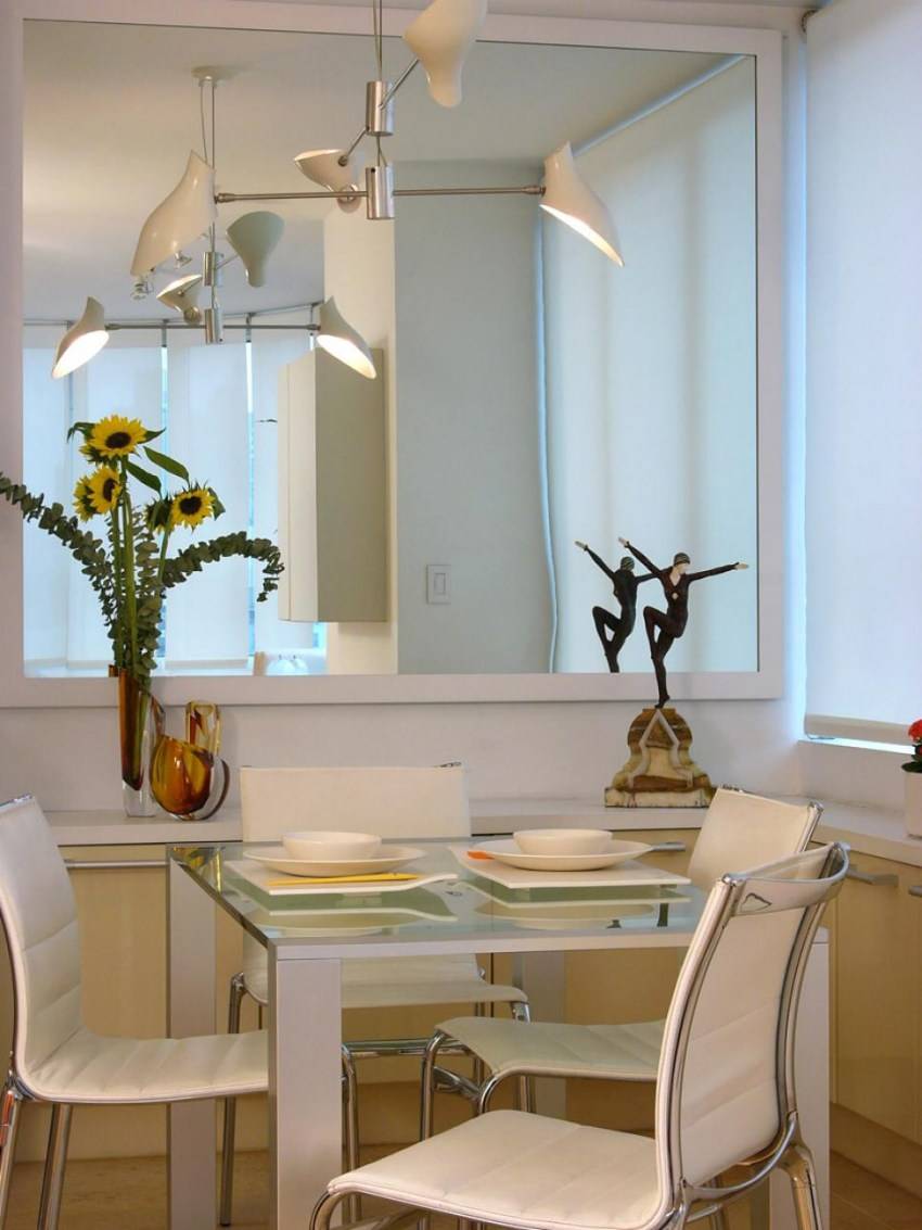 Зеркало на кухне на стене, фартуке, над столом по фен-шуй, фото в интерьере