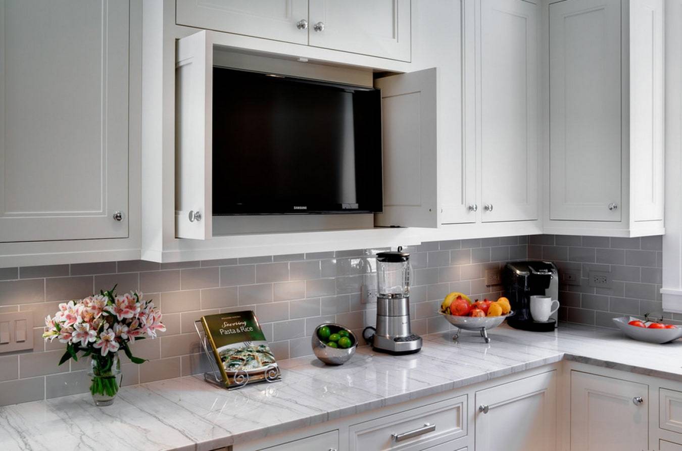 Как расположить телевизор на кухне: фото, примеры, рекомендации.