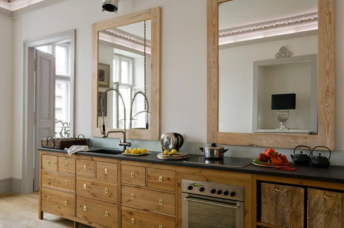 Зеркало на кухне на стене, фартуке, над столом по фен-шуй, фото в интерьере