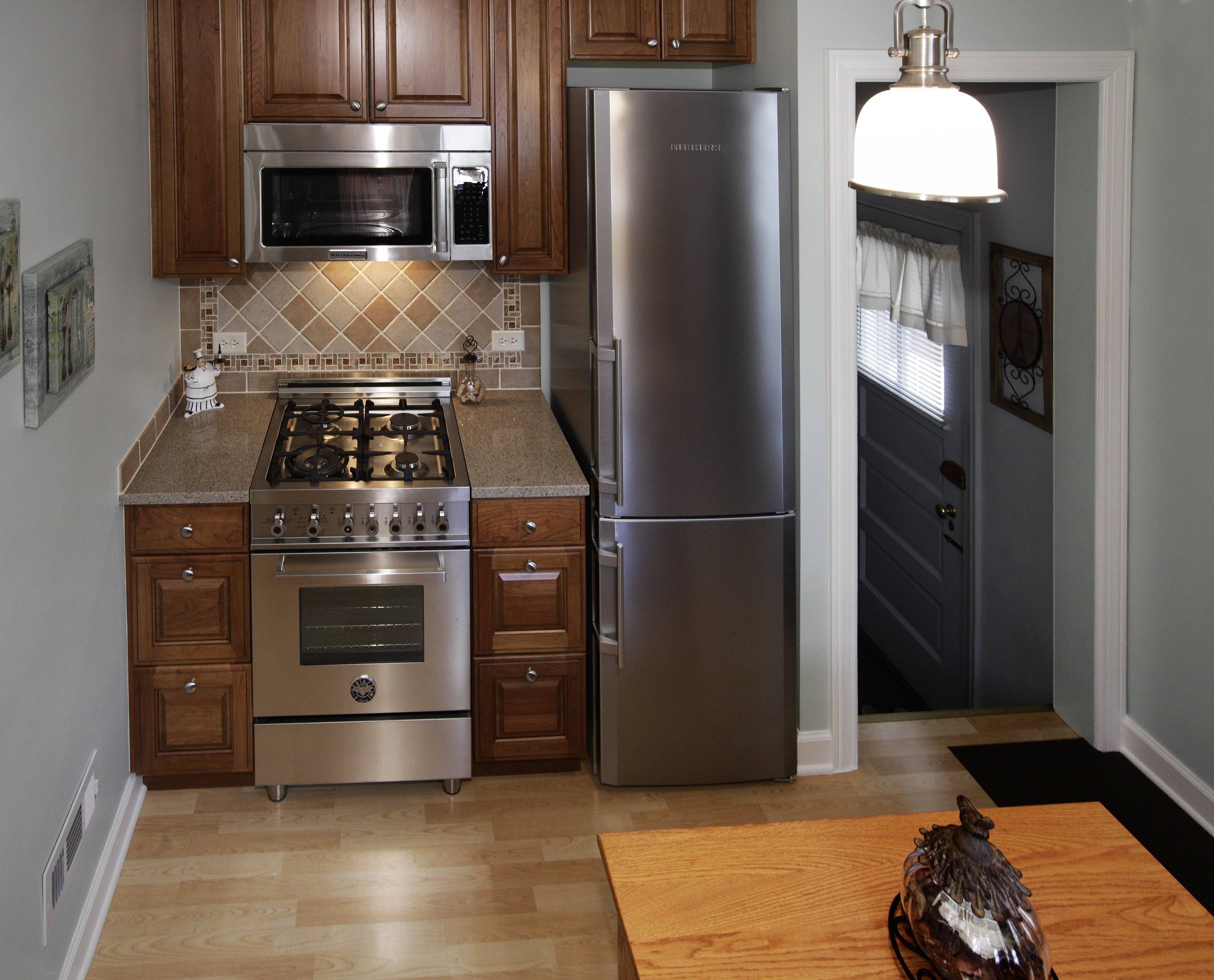 Куда поставить холодильник: выбор расположения на кухне, коридоре, гостиной