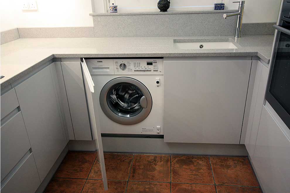 Стиральная машина в кухонном гарнитуре: нюансы и правильная установка машинки