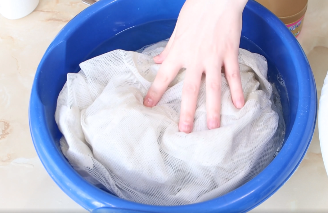 Как постирать тюль, чтобы она была белоснежной и не мятой (видео)