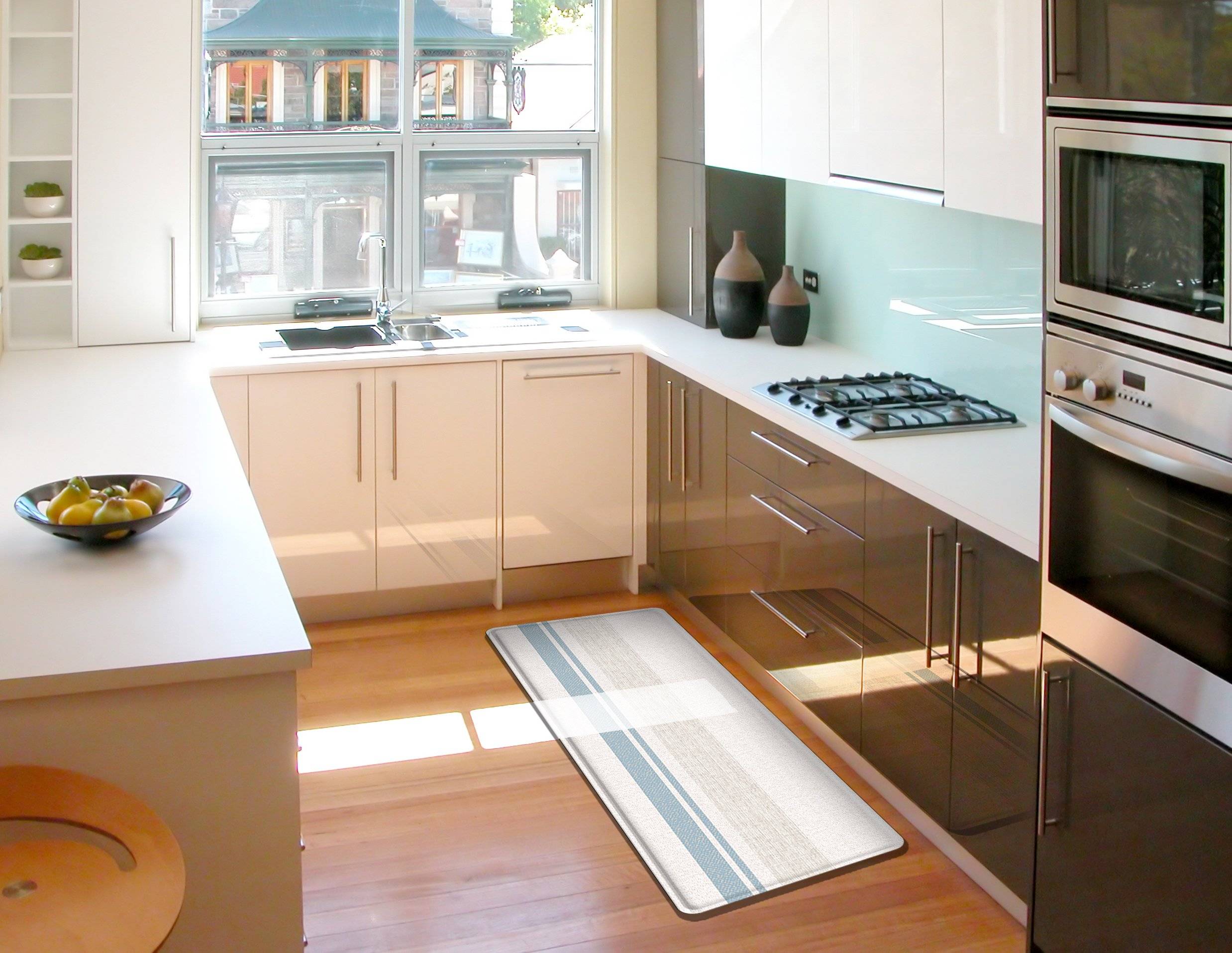 Кухня буквой п: фото с барной стойкой, маленькая с окном посередине, дизайн небольшой с холодильником