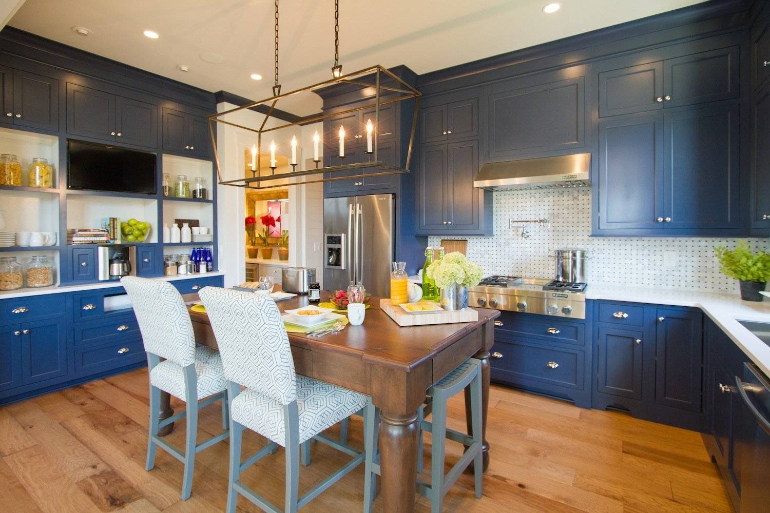Как может выглядеть синяя кухня? Качественные фото, разные стили и подробное описание.